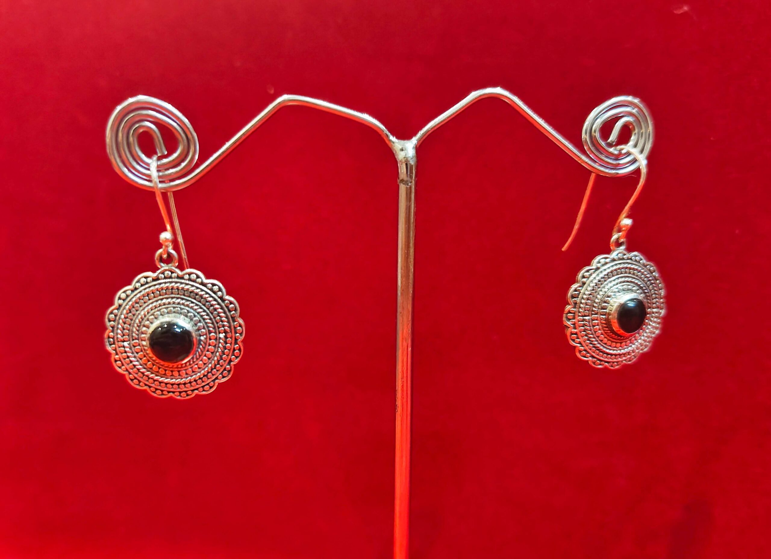 BLACK ONYX ROUND DANGLE EARRINGS - Image 2