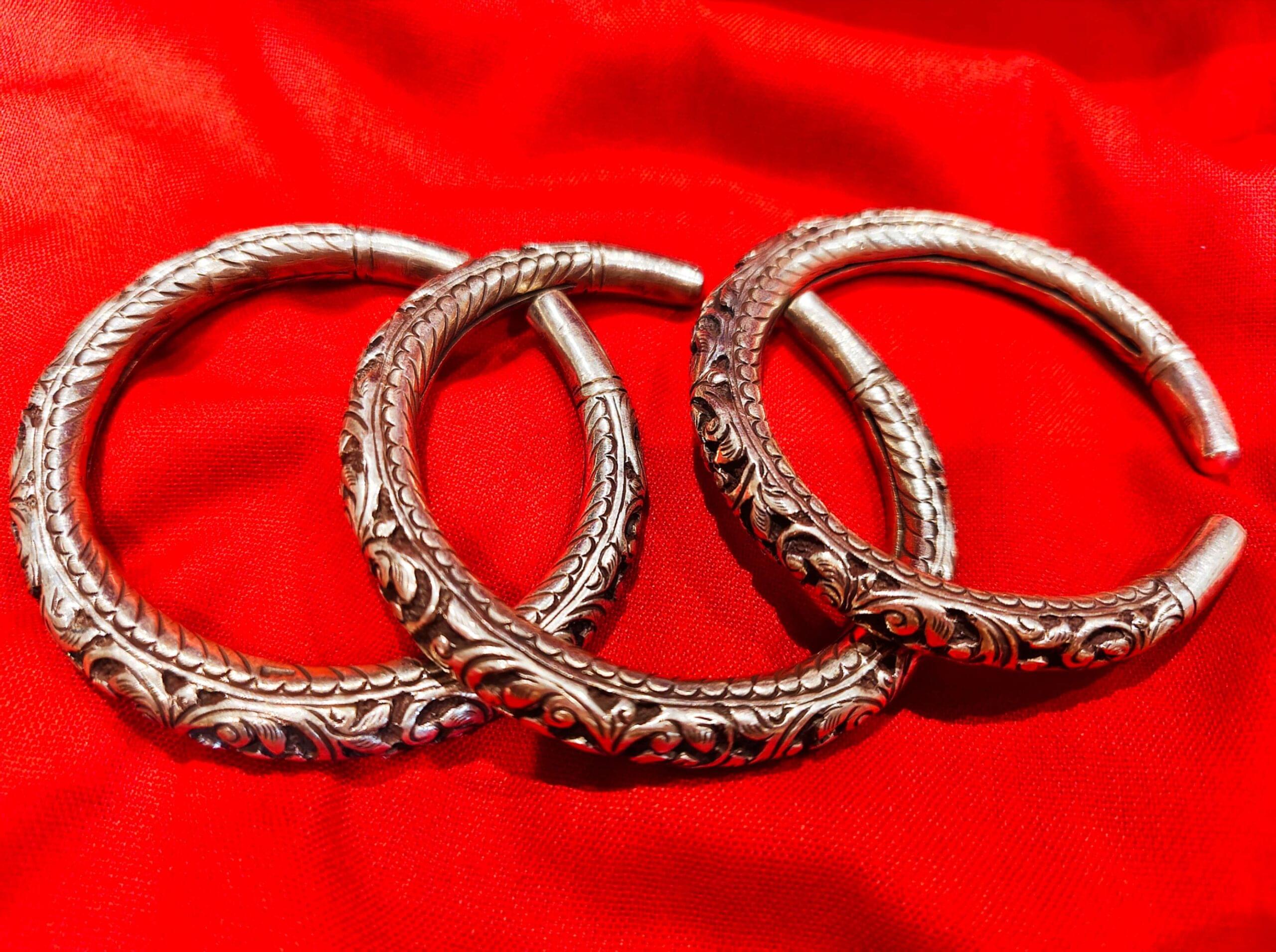 ADJUSTABLE SILVER FLORAL CHITAIKADA